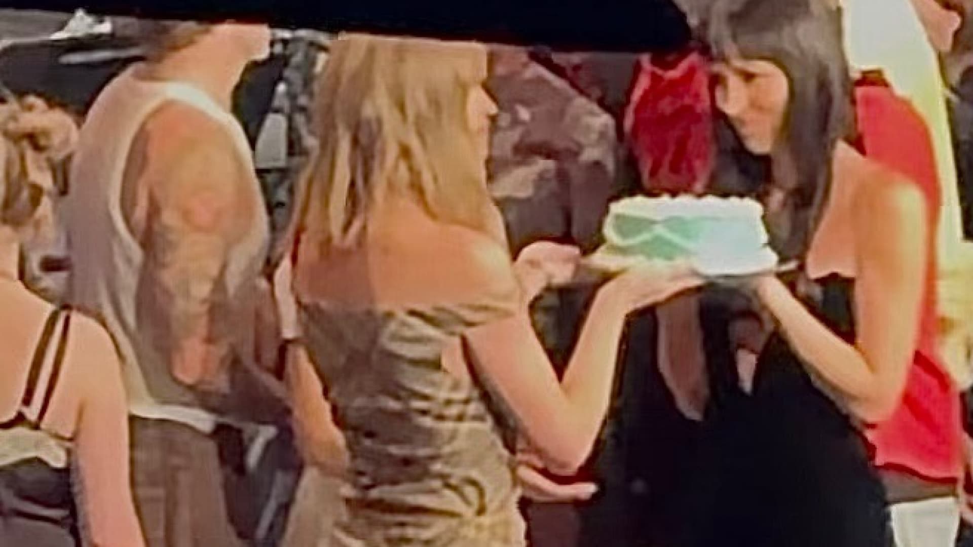 Taylor Swift’ten Dakota Johnson’a kamera arkasında doğum günü sürprizi