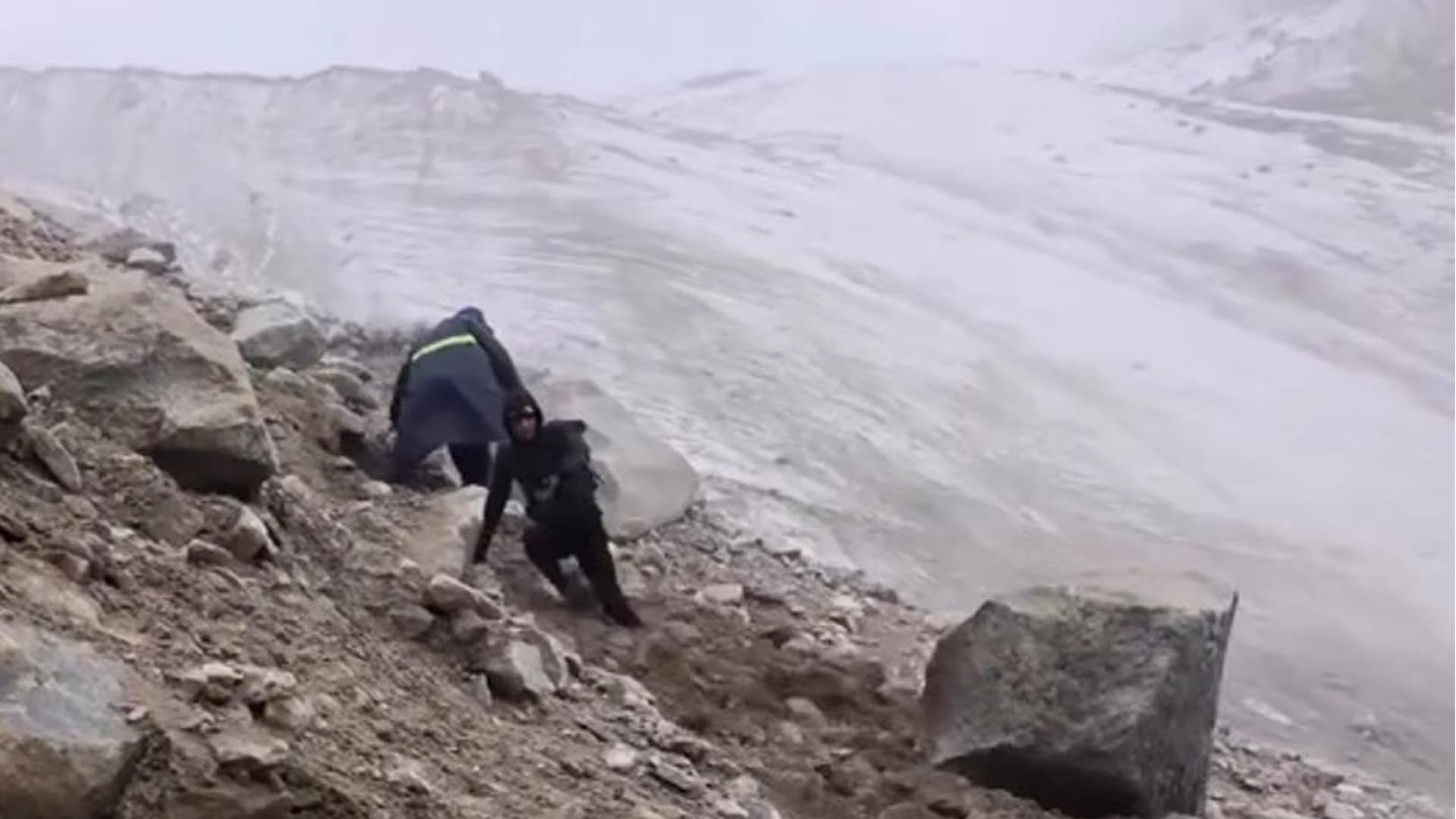 Ağrı Dağı’nda kaya kütleleri kamp alanına yuvarlandı: Dağcılar son anda kurtuldu