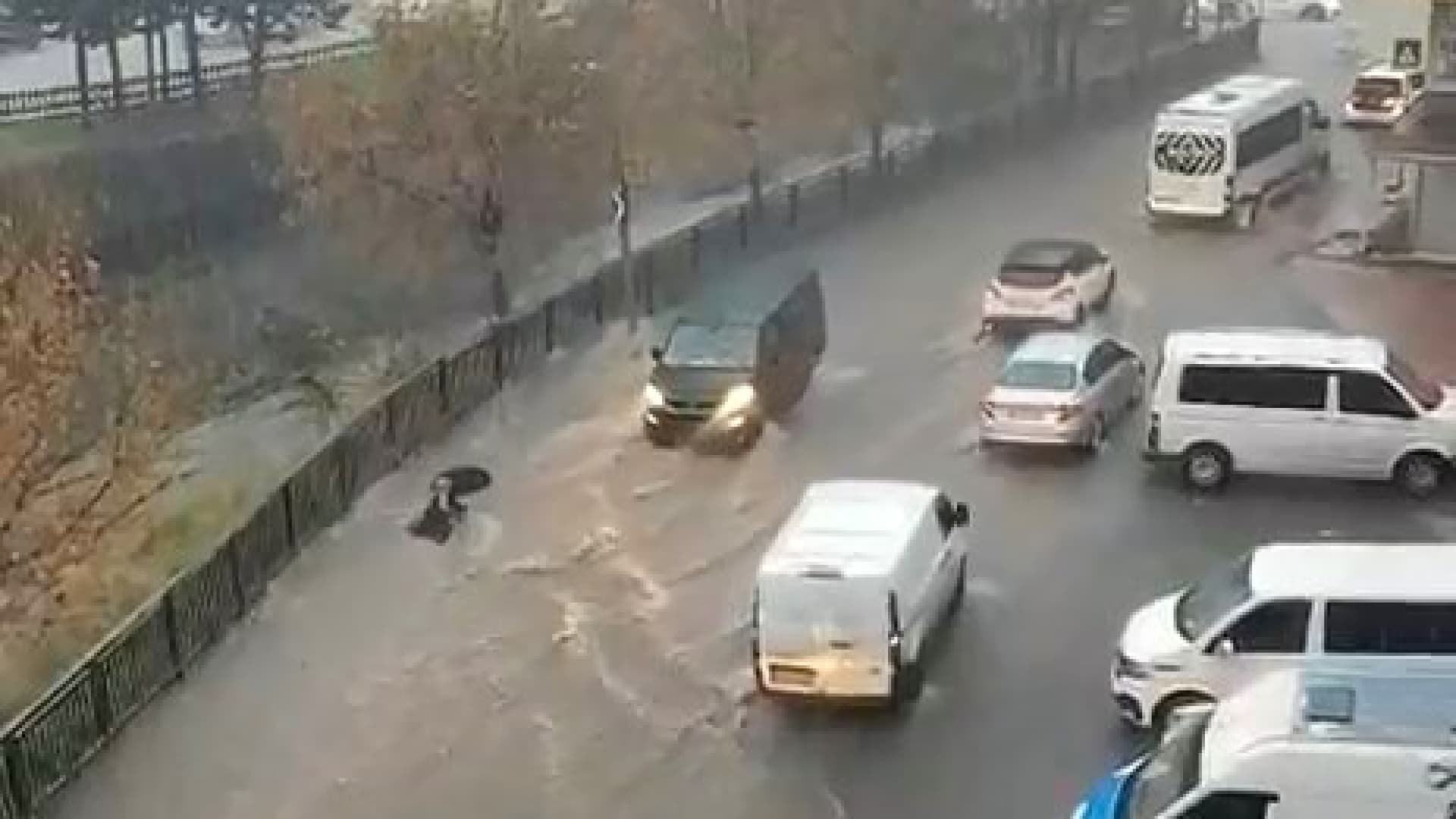 İstanbul’da sağanak ulaşımı aksattı: Bir kadın suya kapıldı