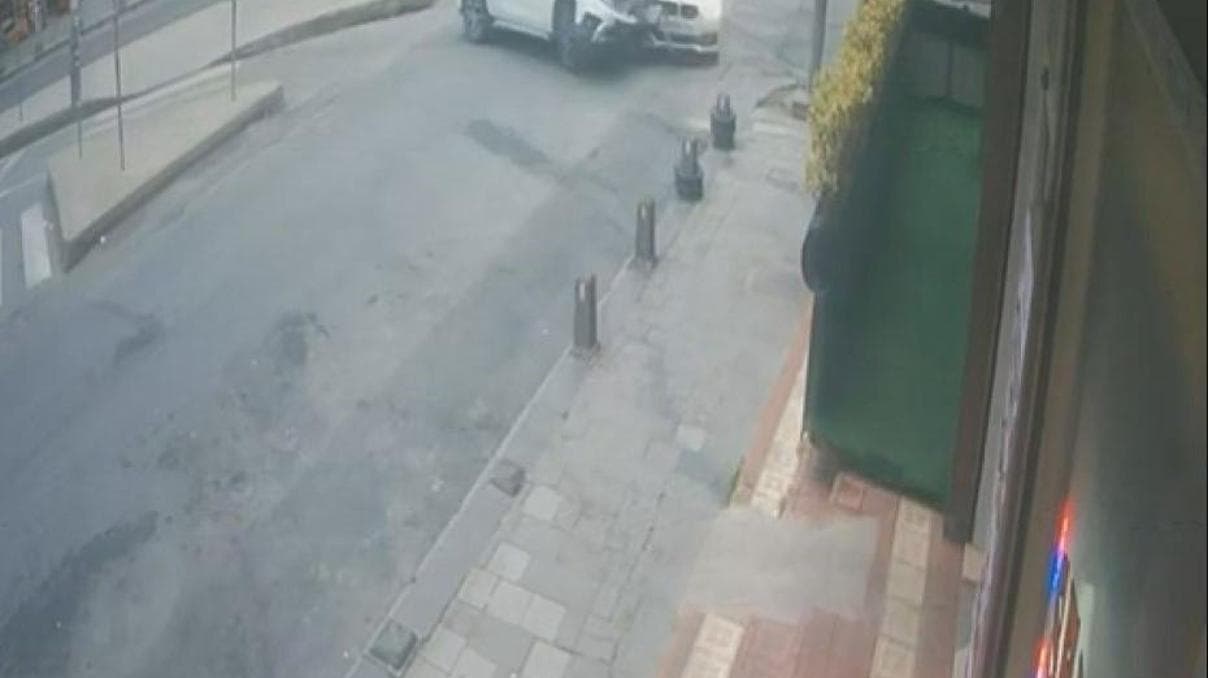 Arnavutköy'de 2 otomobilin çarpıştığı kaza kamerada