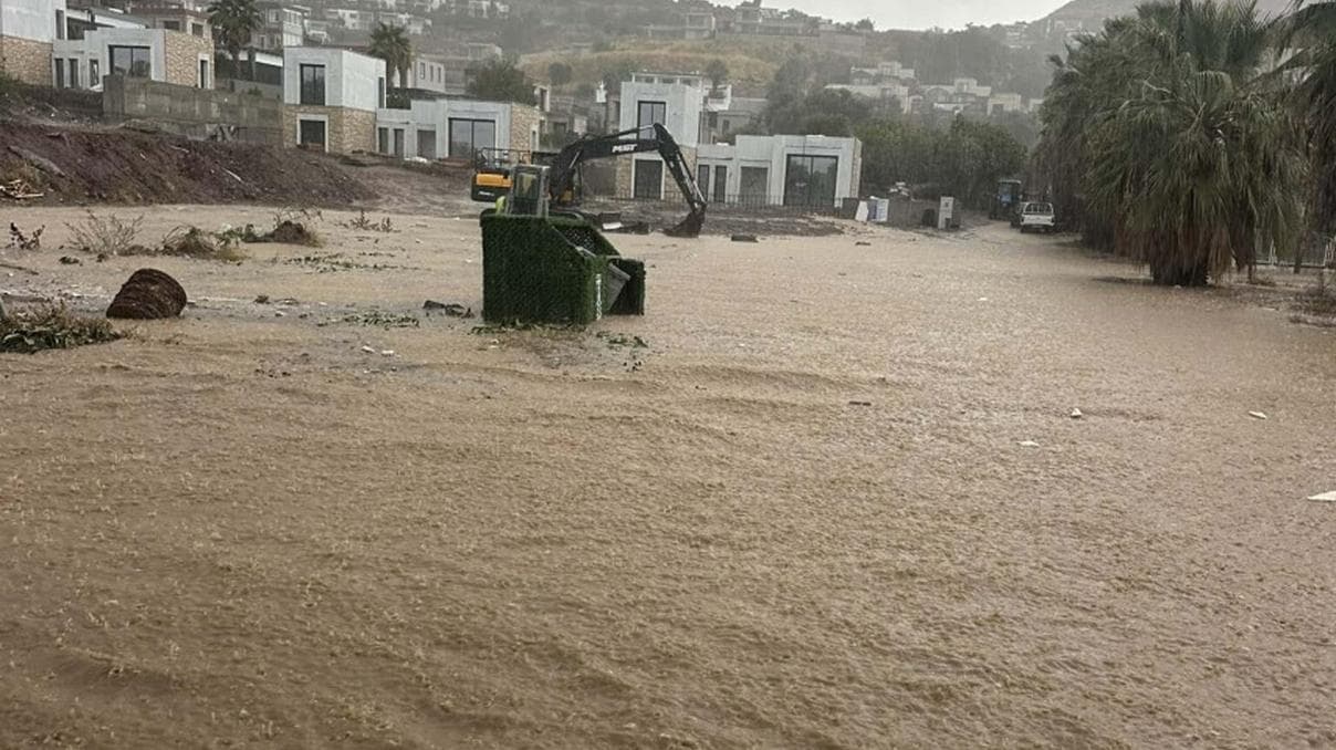 Bodrum'da sağanak; yollar göle döndü, iş yerlerini su bastı