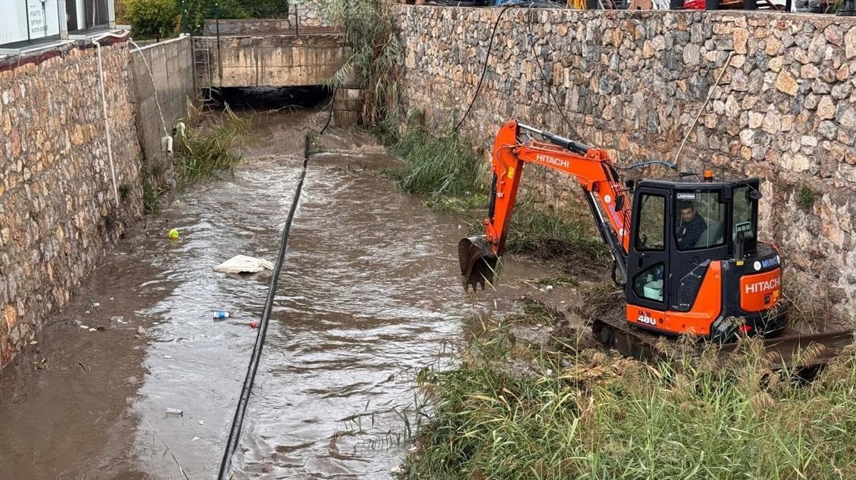 Bodrum'da sağanakla mücadele: Yollar göle döndü, iş yerlerini su bastı