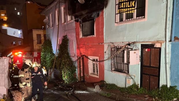Fatih’te 2 katlı bina alev alev yandı: 1 ölü