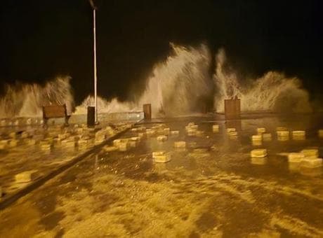 Fırtına Mudanya’da sahili vurdu: Parke taşları yerinden söküldü