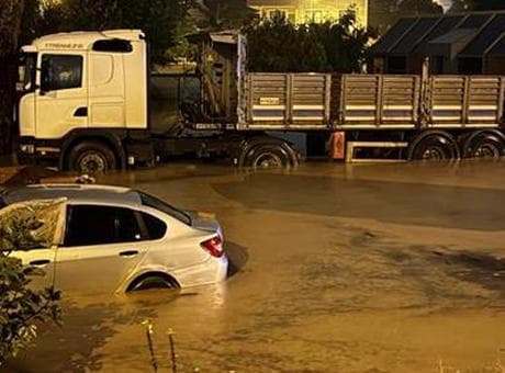 Kocaeli’de sağanak taşkınlara yol açtı: Ev ve iş yerlerini su bastı