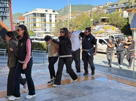 Alanya’da dağlık alana kaçırıp 15 milyon avroluk senet imzalattılar! 7 şüpheli adliyede