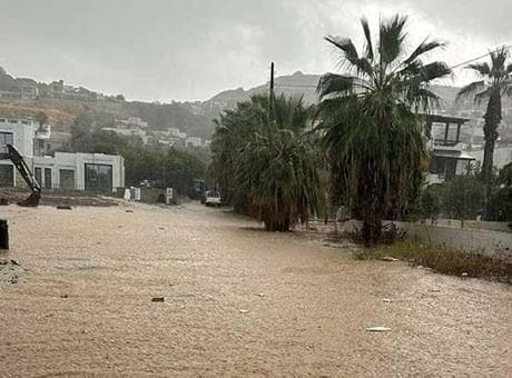 Bodrum'da sağanak: Yollar göle döndü, iş yerlerini su bastı