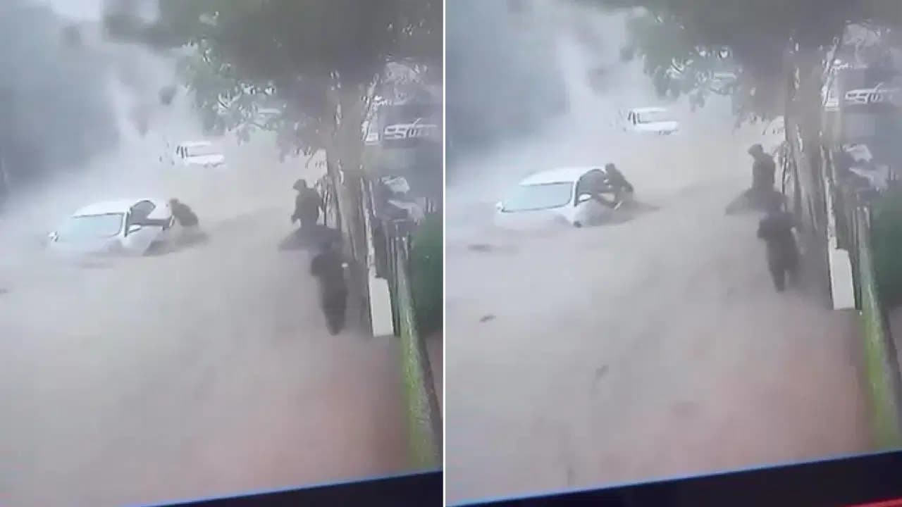 Ayazağa’da selde mahsur kalan sürücü ön camdan çıkarıldı