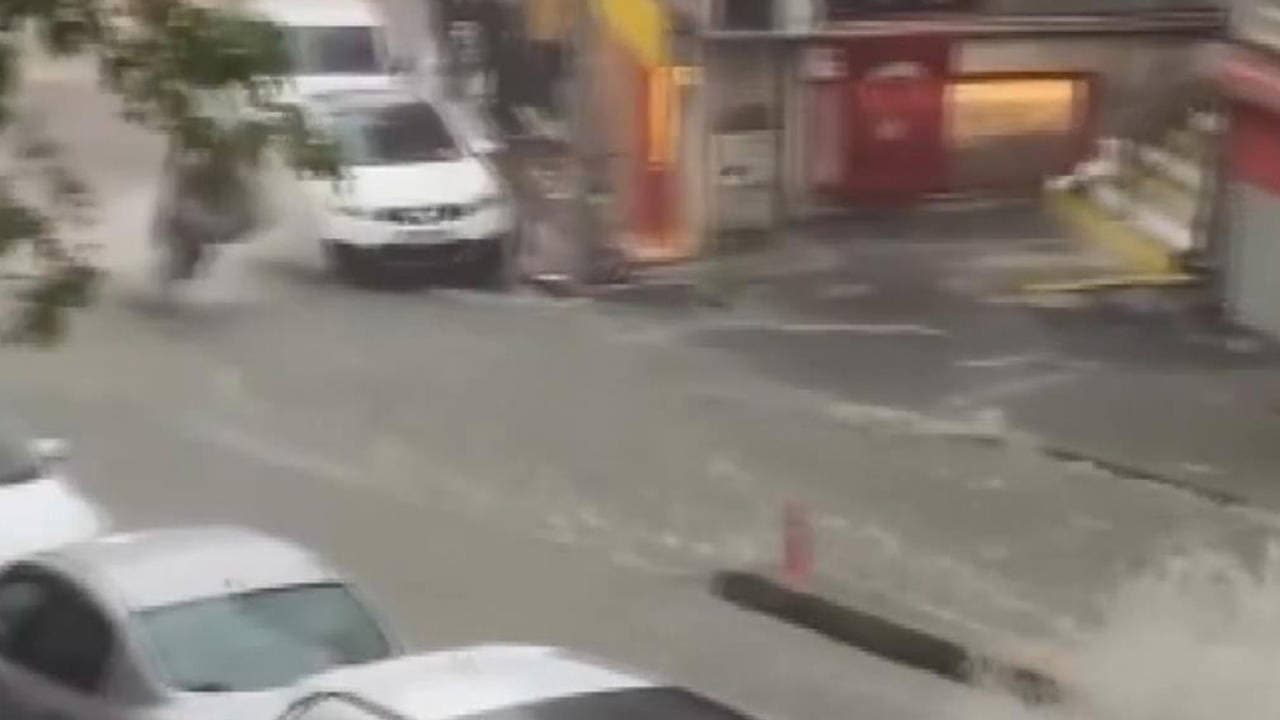Şişli’de sel sularına kapılan kadın çevredekiler tarafından kurtarıldı