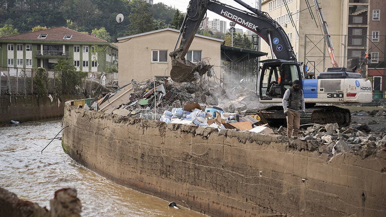 İstanbul'da selin vurduğu Ayazağa'da yıkım sürüyor: 19 dükkan ve stadyum yıkıldı