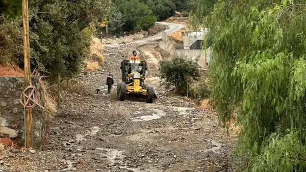 Bodrum'u şiddetli sağanak vurdu! Yollar göle döndü: İş yerlerini su bastı