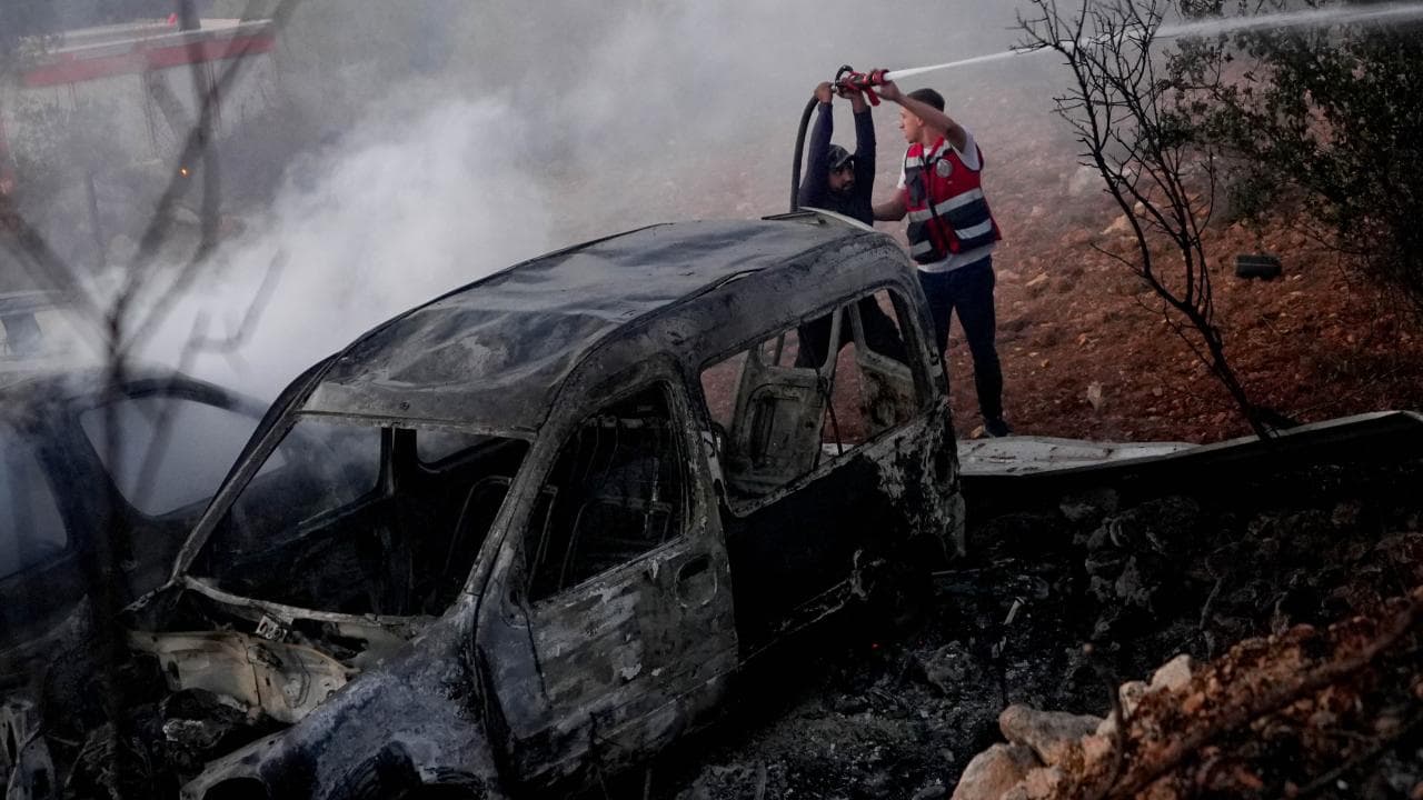 İşgalci İsrailliler Batı Şeria'da Filistinlilerin ev ve araçlarını ateşe verdi