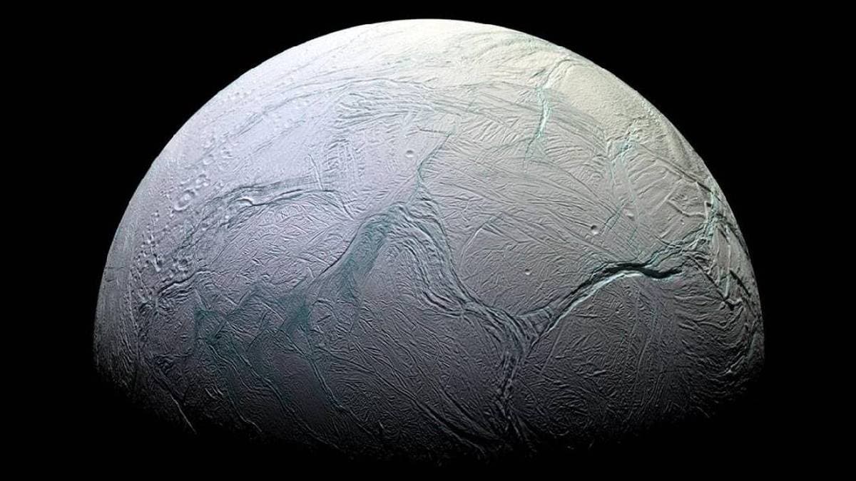 Enceladus’taki koşulların bazı mikroorganizmaları destekleyebileceği görüldü