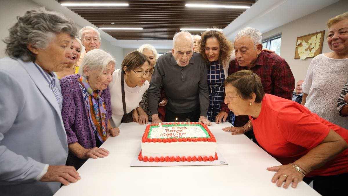 Karşıyaka’da Alzheimer merkezinde Dünya Yaşlılar Günü buluşması