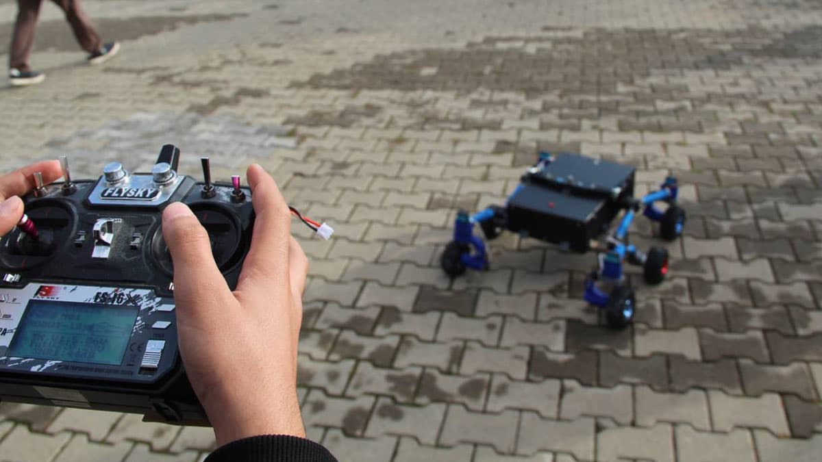 Liseli Emir, deprem ve maden göçükleri için arama kurtarma robotu geliştirdi