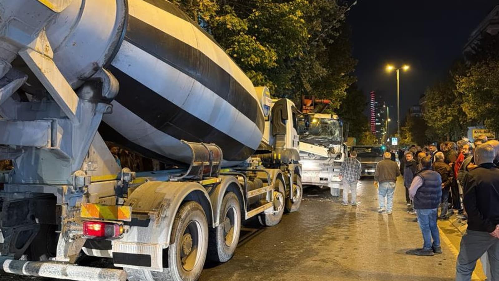 Avcılar’da beton pompası geri kayarak 7 park halindeki araca çarptı