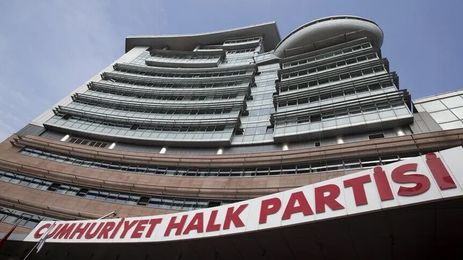 CHP YDK, 48 eski parti meclisi üyesini ihraç etti