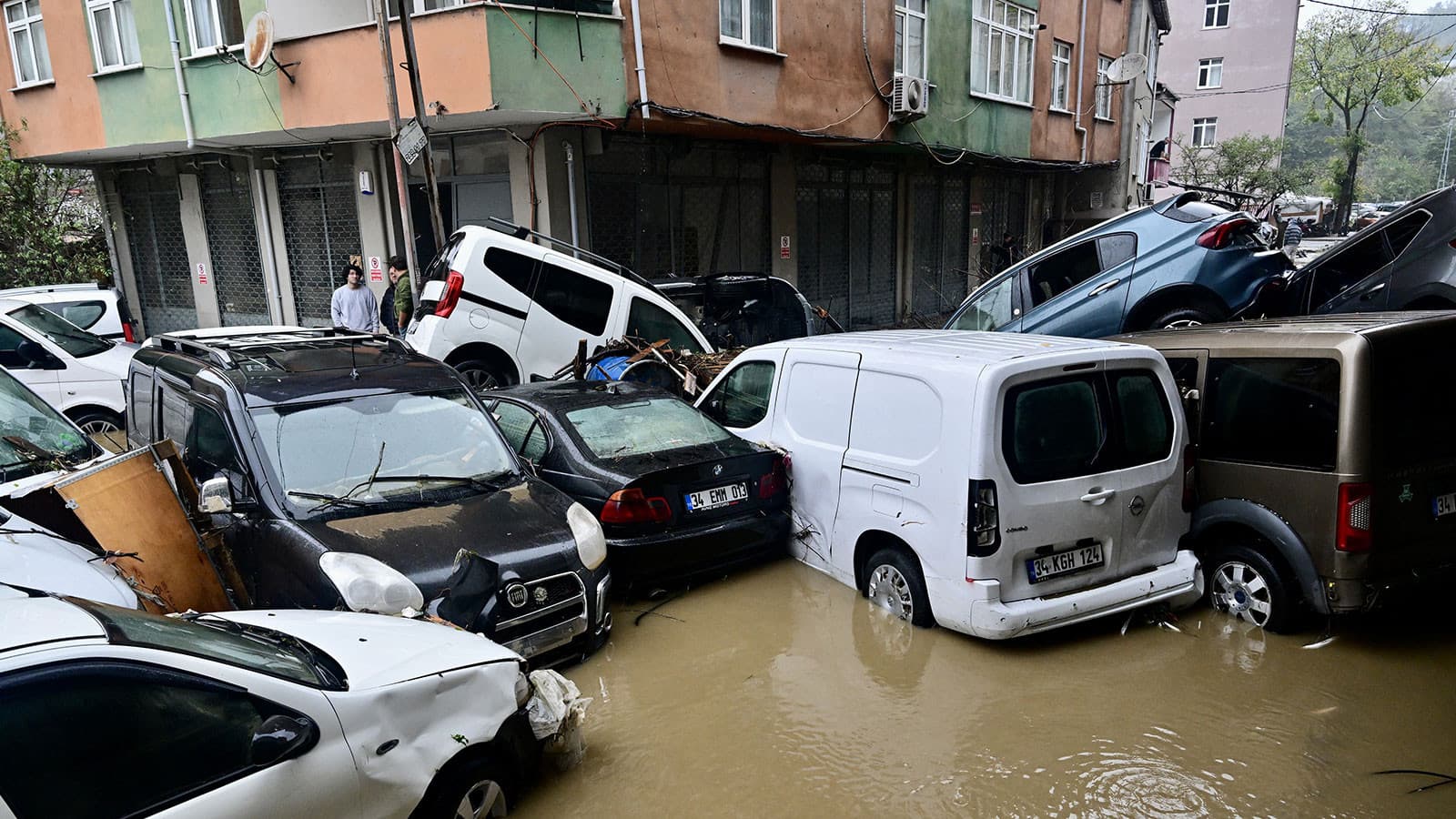 İstanbul’daki selde dört kişi için arama sürüyor