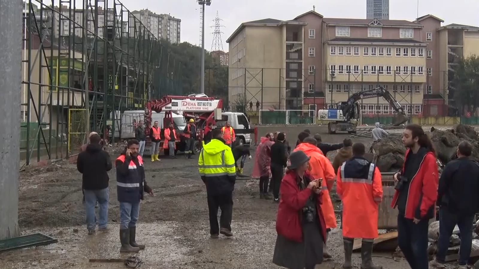 Sel felaketinin ardından Ayazağa’da dere yatağında yıkım başladı