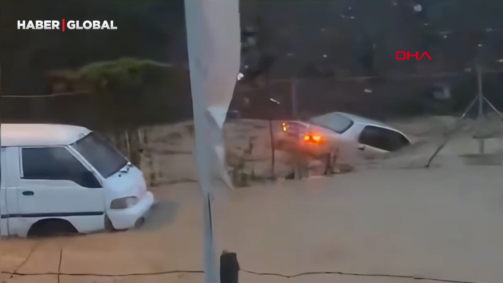 Sarıyer'de selde kaybolan Ahmet Derin'in aracının akıntıda sürüklendiği görüntüler ortaya çıktı