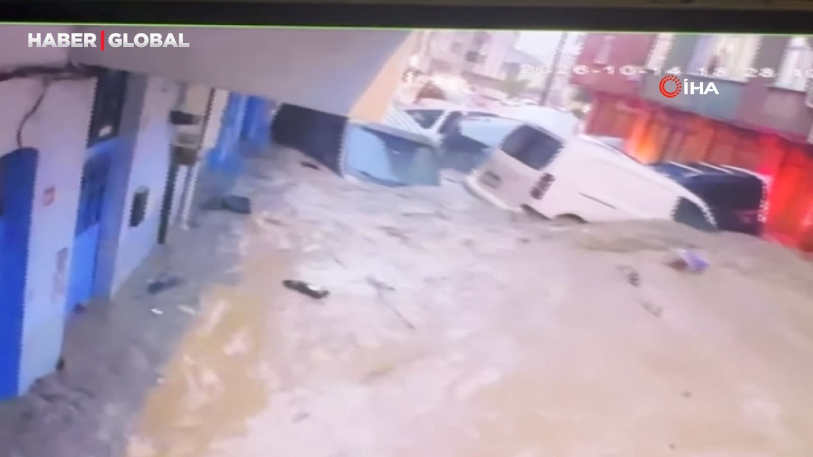 Ayazağa'da sel felaketinde araçların üst üste bindiği anlar görüntülendi