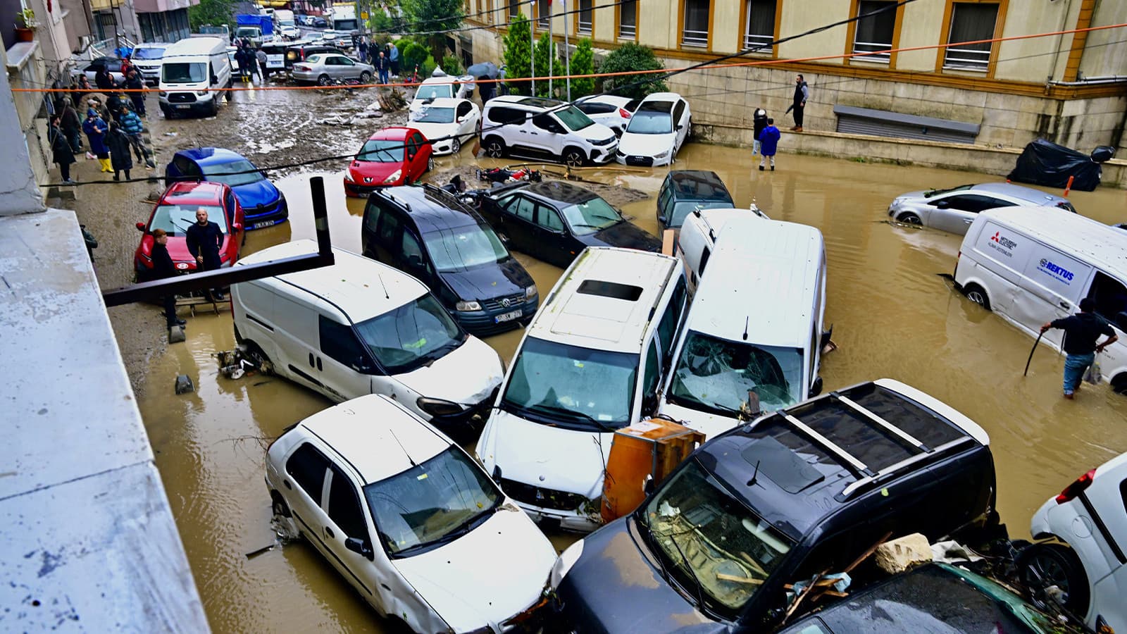Sel hasarlı araçlara dikkat! Hurdaya çıkan aracın kimliği korunsun