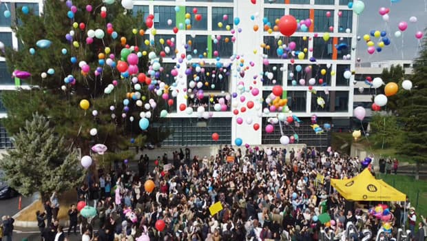 Lösemiyi yenen Hasan Hüseyin için hastane önünde balon etkinliği düzenlendi