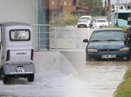 Arsuz’da sağanak ve dolu hayatı felç etti: Ev ve iş yerlerini su bastı