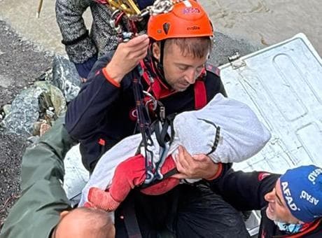 Selde mahsur kalan 8 aylık Zeynep bebeği kurtardı! AFAD personeli, o anları anlattı