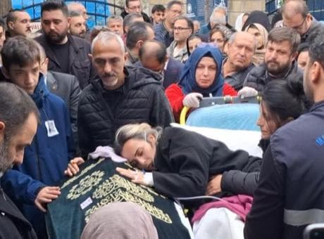Maltepe’de çöken binada hayatını kaybeden 5 yaşındaki Gülce'nin cenazesinde yürek yakan anlar! Annesi sedyeyle getirildi