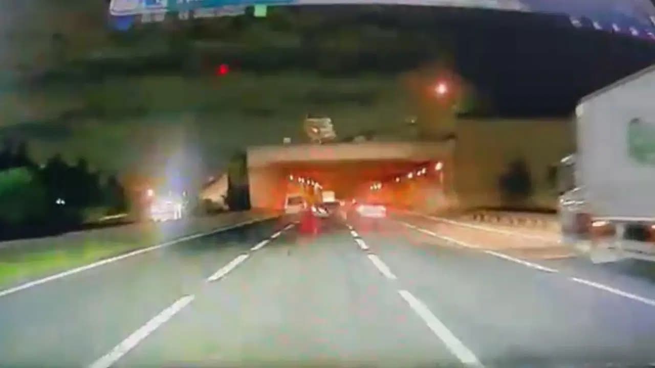 İstanbul Bağcılar'da makas atan otomobil iki araca çarptı: Araçtan inip kaçtılar!