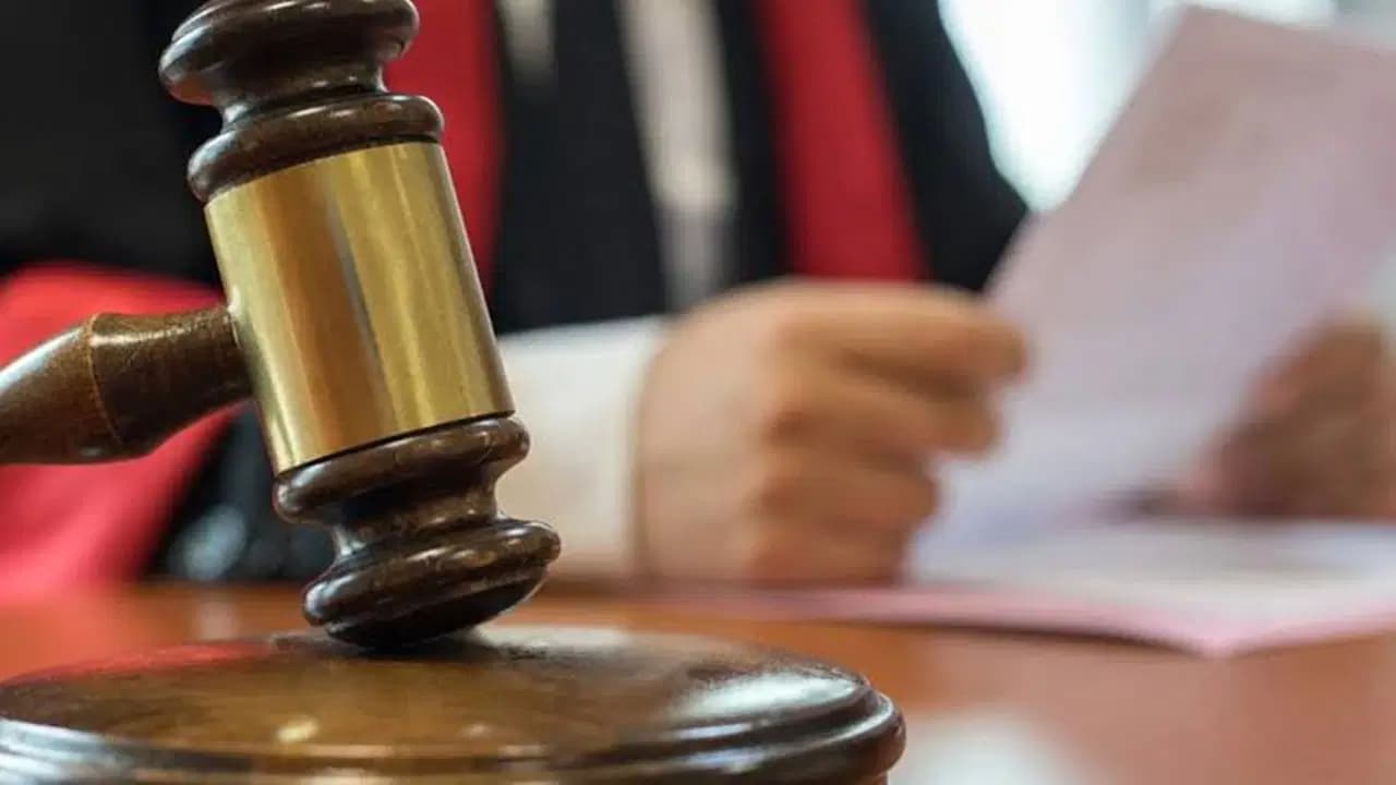 Başörtülü hakimlere yönelik sözleri nedeniyle avukat hakkında iki suçtan ceza talebi